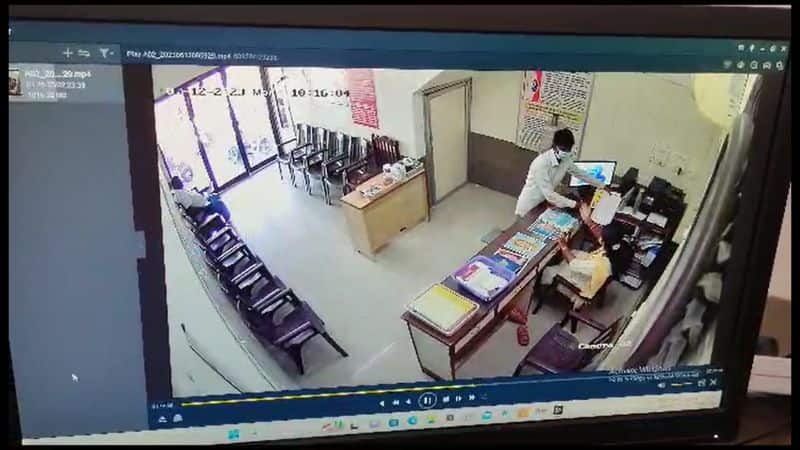 Mysterious man steals cell phone by distracting female employee Exposed by CCTV