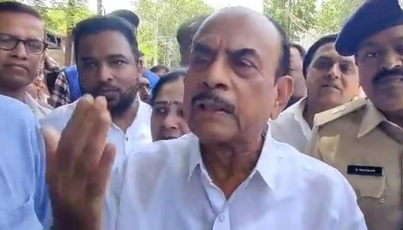 సహనం కోల్పోయిన హోంమంత్రి: సెక్యూరిటీ గార్డు చెంపపై కొట్టిన మహమూద్ అలీ (వీడియో)