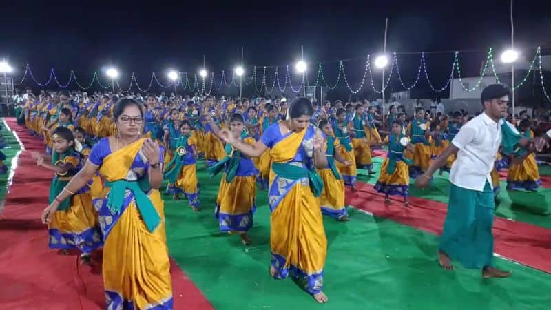 more than 1000 people participated and did kummi dance in palani