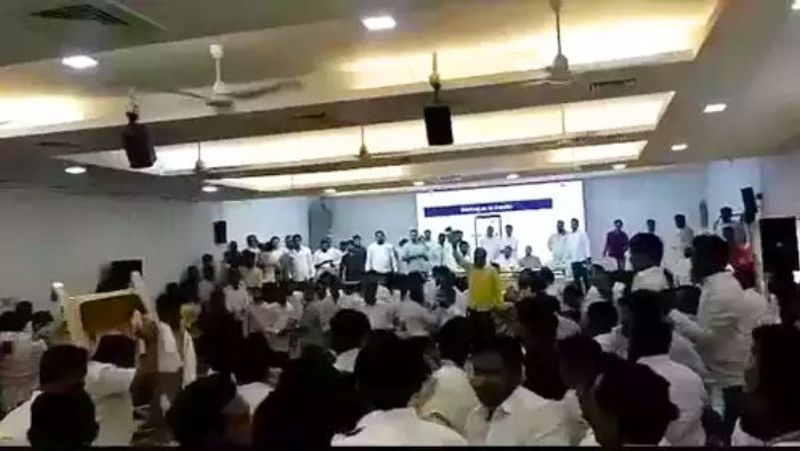 fight broke out in the Youth Congress meeting in Mumbai video goes viral