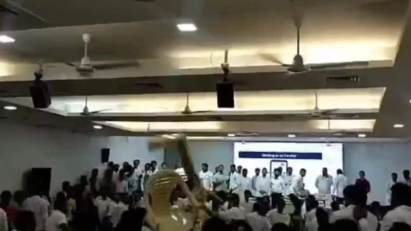 fight broke out in the Youth Congress meeting in Mumbai video goes viral