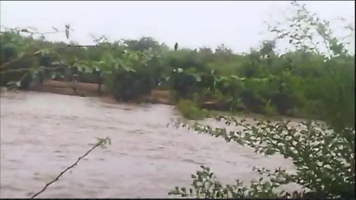 Villagers Rescued  Man at Nakkavagu In Yadadri Bhuvanagiri District lns