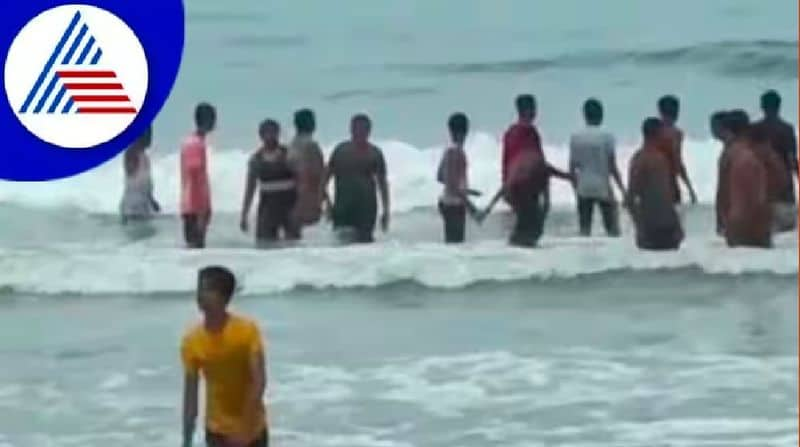 Despite the warning of the district administration, tourists are crazy on the beach rav