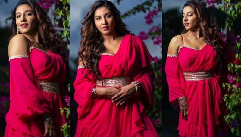 Anchor Vishnu Priya looks beautiful in pink dress NSK