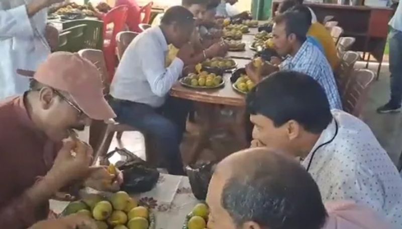 video from mango eating contest that conducted in bihar hyp 