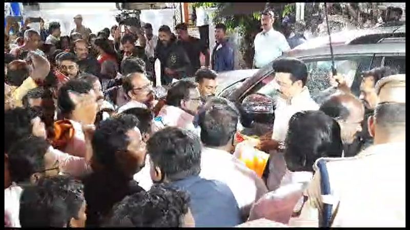 dmk cadres grand welcome for cm mk stalin in rain in thiruvarur district