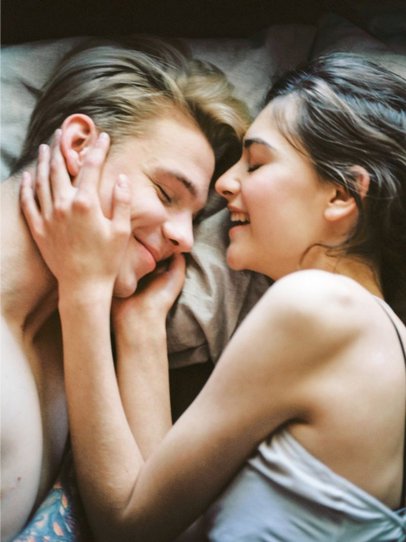 Do you know the benefits of sleeping together with your partner? Rya