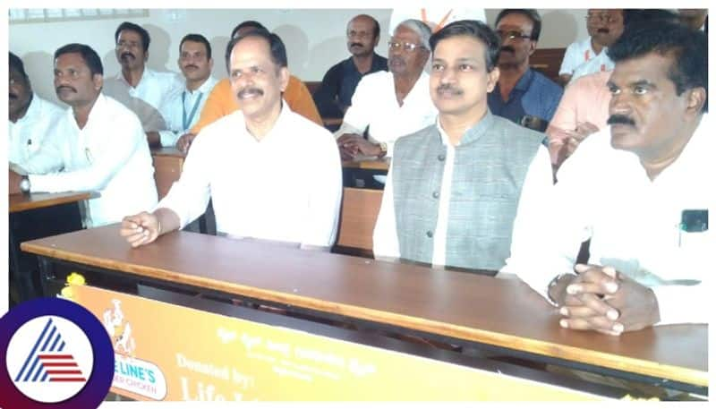 businessman donated  Rs 50 lakhs worth furniture to Chikkamagaluru  IDSG Government College kannada news gow 