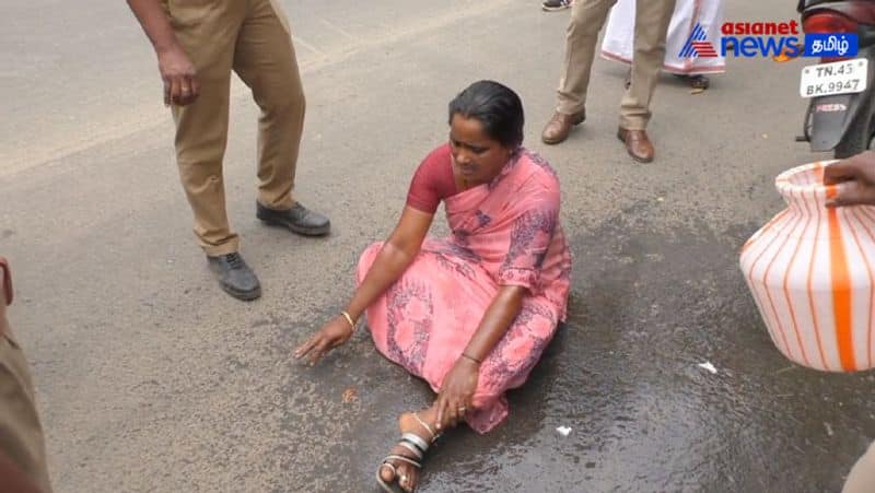 A woman who lost money to fraudsters!- Trying to set fire in front of the collector's office demanding action in trichy