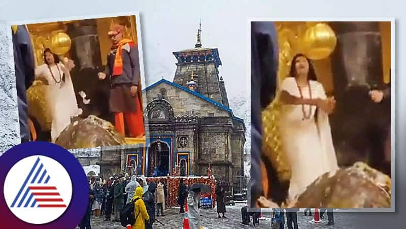 Woman showers currency notes on shivling inside Kedarnath Temple skr