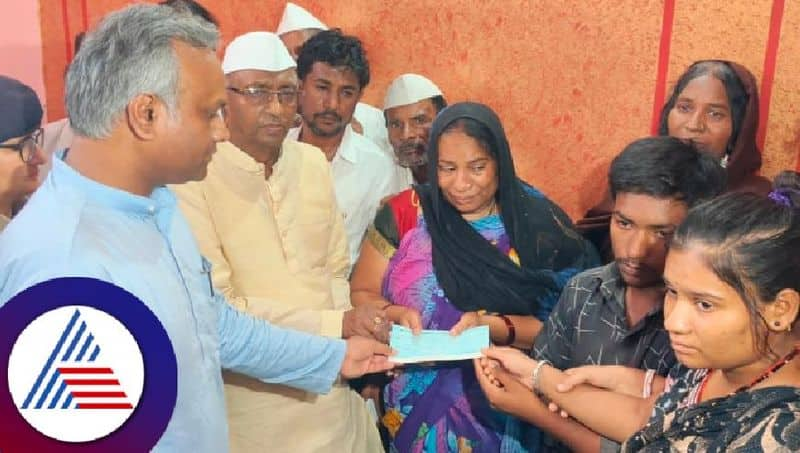 Minister priyanka kharge visits  PC mayur house who was murdered of sand mafia at kalaburagi rav