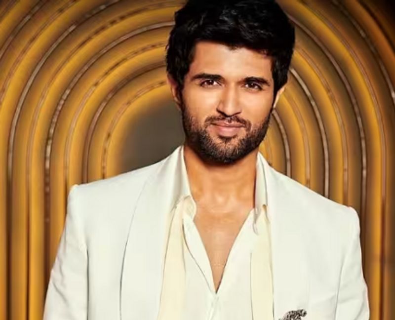 Vijay Deverakonda's fan runs on stage while actor delivers speech, see how star reacts ADC