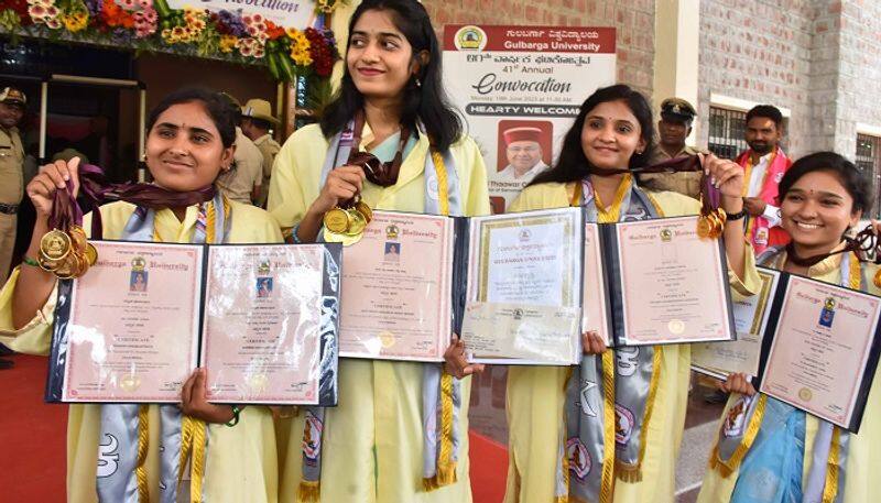 Female Students Got Medals in Gulbarga University Convocation grg