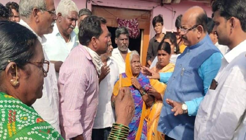 MP Umesh Jadhav Condolences to the Family of Deceased Hanamant Bhovi at Chincholi grg 