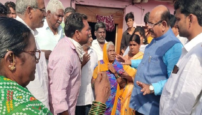 MP Umesh Jadhav Condolences to the Family of Deceased Hanamant Bhovi at Chincholi grg 