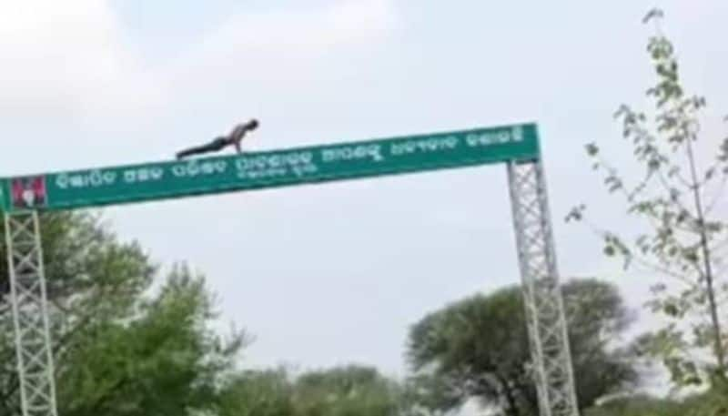 push ups on towering signboard after drunk rlp