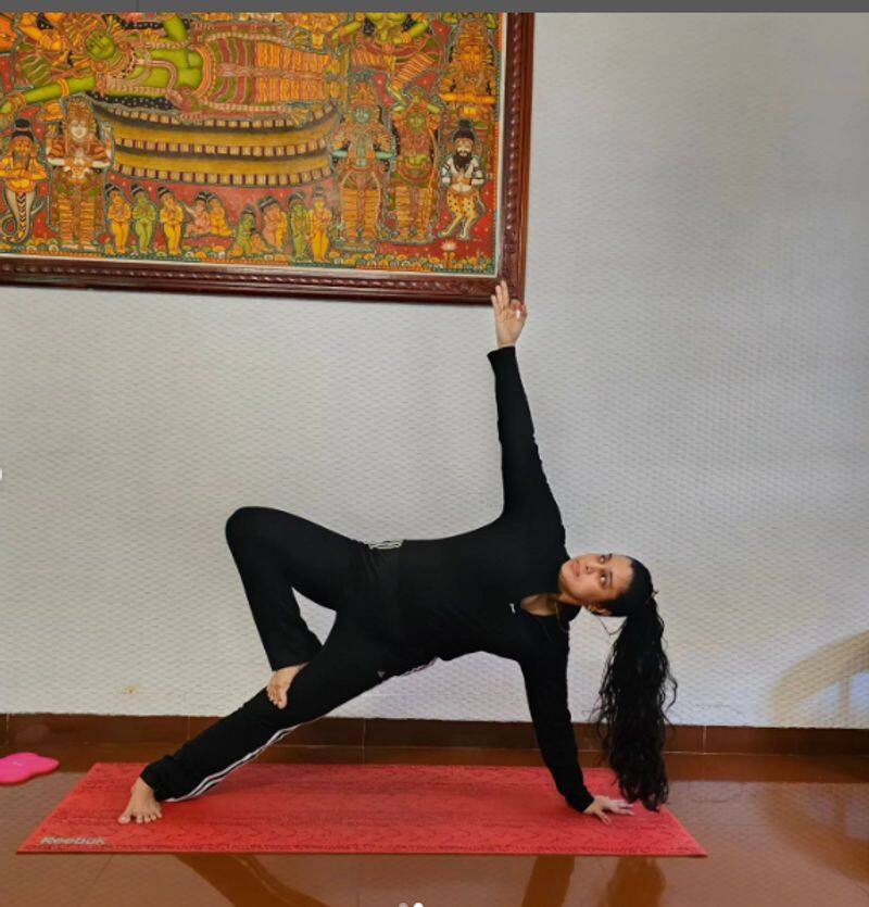 samyuktha varma share yoga photos nrn