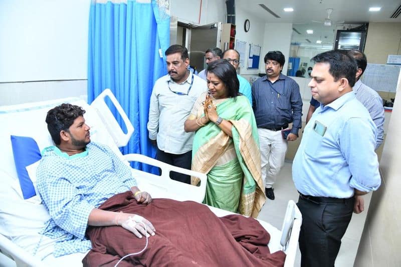 Bairamalguda flyover accident: GHMC mayor Gadwal Vijayalakshmi met the injured workers at KIMS ksp