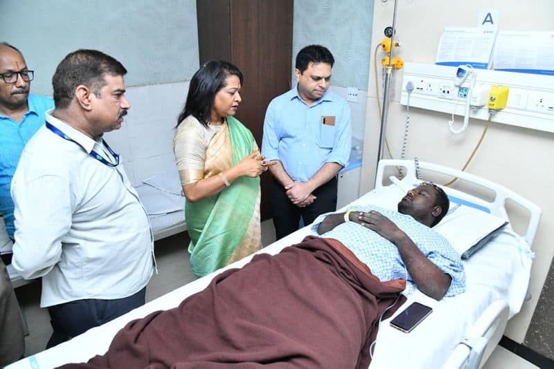 Bairamalguda flyover accident: GHMC mayor Gadwal Vijayalakshmi met the injured workers at KIMS ksp