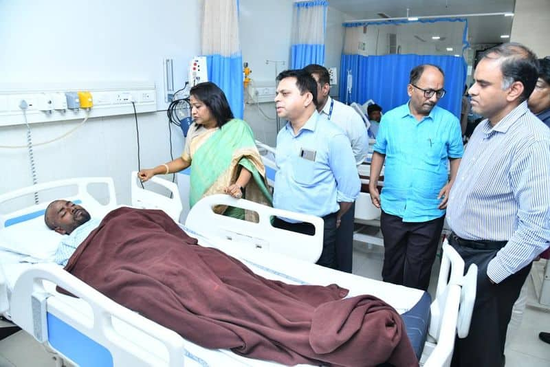 Bairamalguda flyover accident: GHMC mayor Gadwal Vijayalakshmi met the injured workers at KIMS ksp