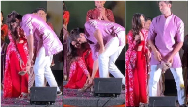 Karthik Aryan Helping Kiara with her footwear on stage sgk