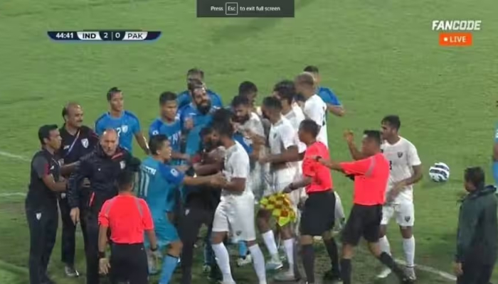 SAFF Championship 2023 ugly fight between india vs pakistan football players video goes viral ckm