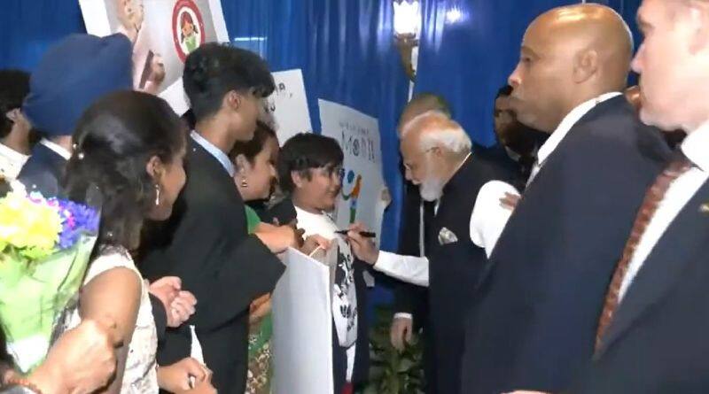 PM Modi gave me a high five, signed my shirt A memorable moment at Washington, DC hotel (WATCH) snt