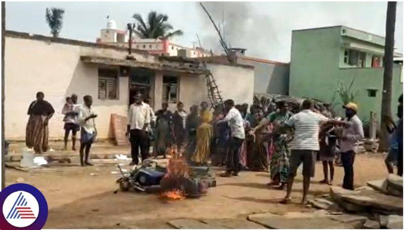 Kolar women burned bank staff bike came to collect Shtri shakti sangha debt sat 