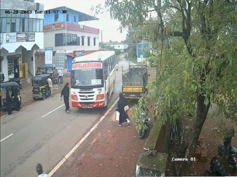 driver s swift maneuver saves woman from being crushed by bus near Mangalore