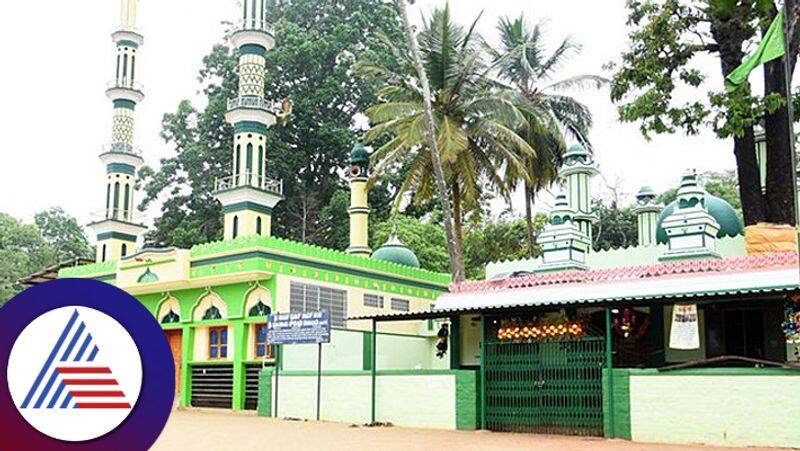 hanagerekatte temple inside a Dargah is famous for its communal harmony skr