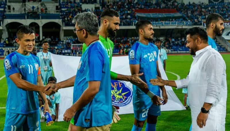 SAFF Championship 2023 Fans hails Sunil Chhetri with Virat Kohli after India Captain Hat trick Against Pakistan jje