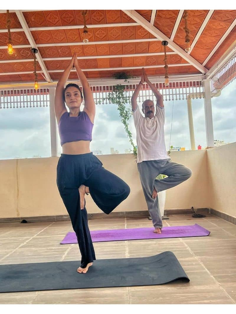 Bigg boss Vaishnavi share yoga day photo with father vcs 