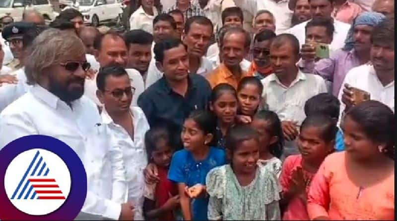 Children identified Siddaramaiah as CM and called 'Modi' as the President at bidar rav