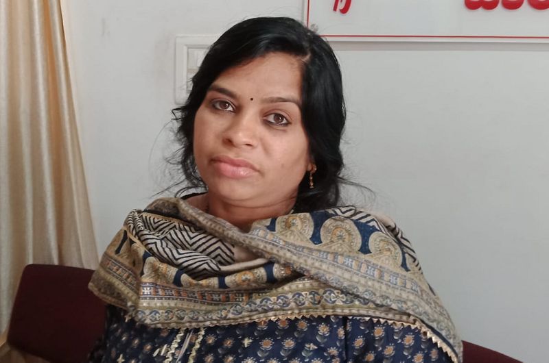 lokayukta detained tahsildar kc sowmya who was accepting bribe of 40000 at mandya gvd