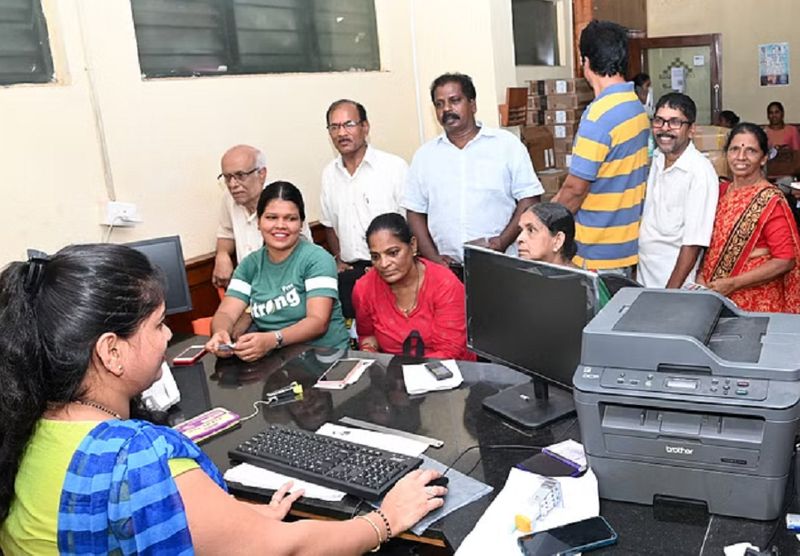 Women Staff of Aadhaar Center Under Pressure of Work For Congress Guarantee Effect in Raichur grg