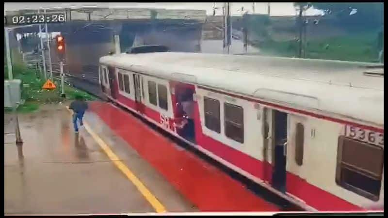 man theft a jewellery running train in chennai