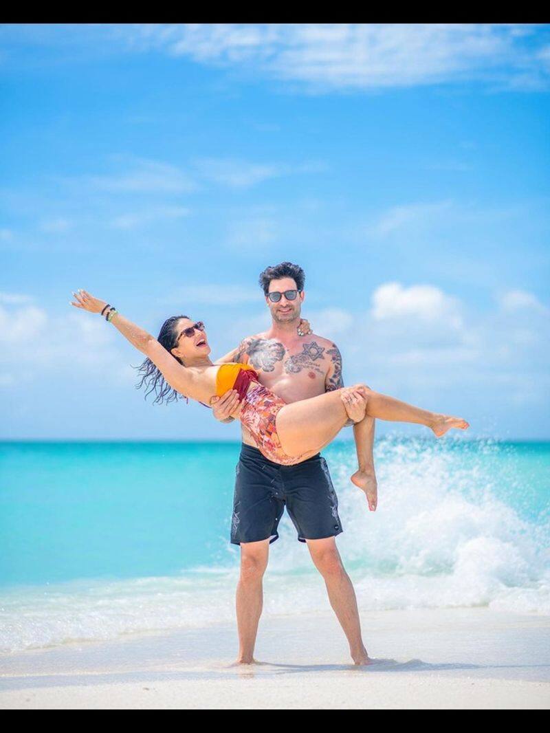 Sunny Leone Holiday photos from Maldives sgk