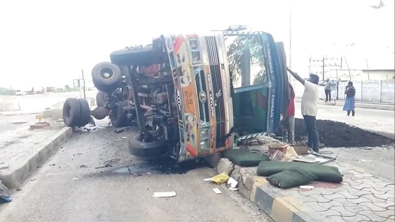 Stones load lorry accident in Madhapur Hyderabad AKP