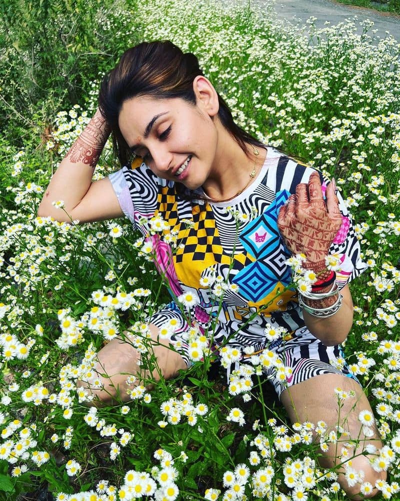 Ragini Dwivedi click pictures with Dandelions flowers vcs 