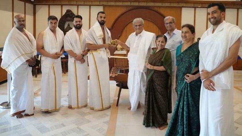 Cricket Fans react on viral image of KL Rahul visiting Sri Kshetra Dharmasthala Manjunatha Swamy temple kvn