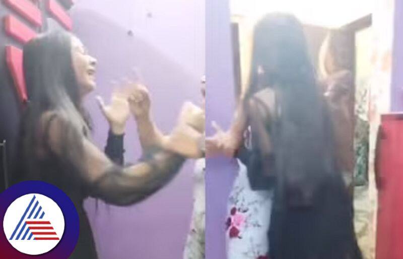 Viral Video Of Mom Beating Daughter For Having a Boyfriend, Video viral Vin