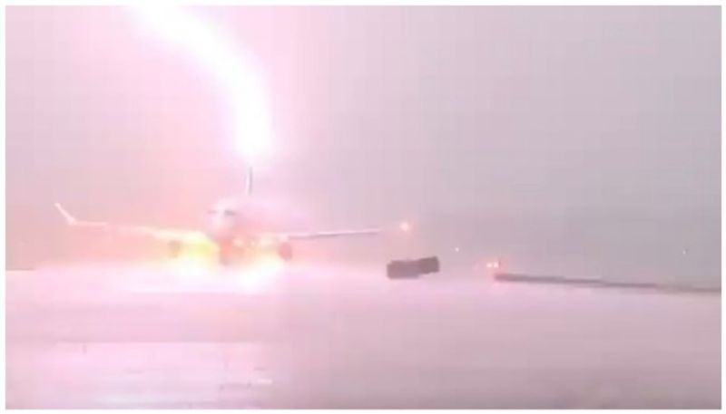 Viral video of plane being struck by lightning while waiting for take off bkg 