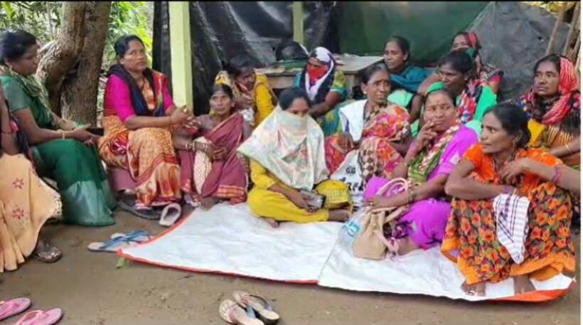శారీరకంగా వాడుకుని ప్రభుత్వోద్యోగం రాగానే వదిలేస్తాడట..: ప్రియుడి ఇంటిముందు యువతి ధర్నా (వీడియో) 
