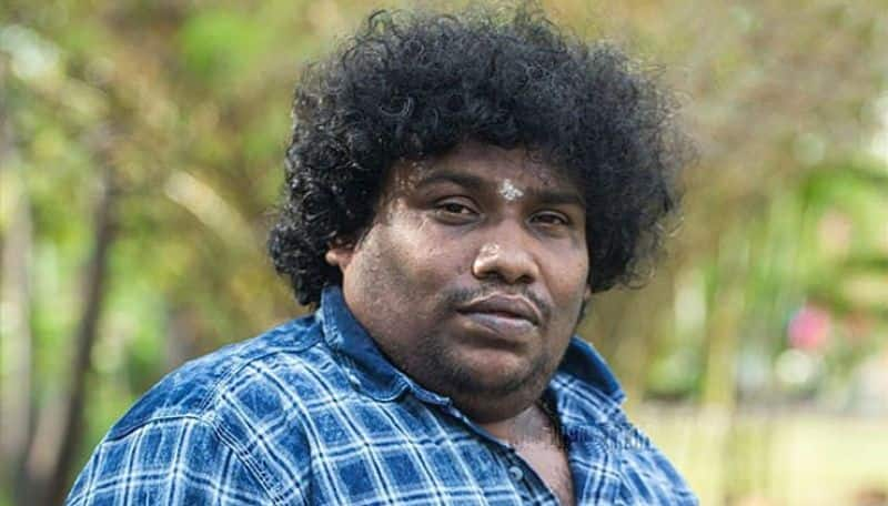 Kollywood Actor Yogi Babu went to Palani Murugan Kovil took selfies with fans video went viral