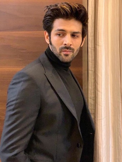 <p>कार्तिक आर्यन का कद लगातार बढ़ता जा रहा है । एक्टर अब सुपरहिट हो चुकी फ्रेंचाइजी आशिकी 3 फिल्म में नज़र आएंगे। </p>
