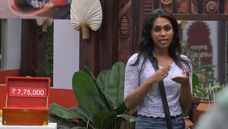 bigg boss malayalam season 5 Nadira take money box with 7.75 lakhs and walk out home vvk