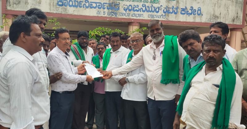 Protest by State Farmers Association Green Army demanding restoration of Bhadra Canal at Davanagere gvd