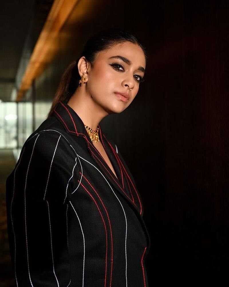 Keerthy Suresh Stunning in black latest photos goes viral 