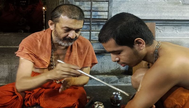 Devotees Performed Mudradharana at Sri Krishna Matha in Udupi grg