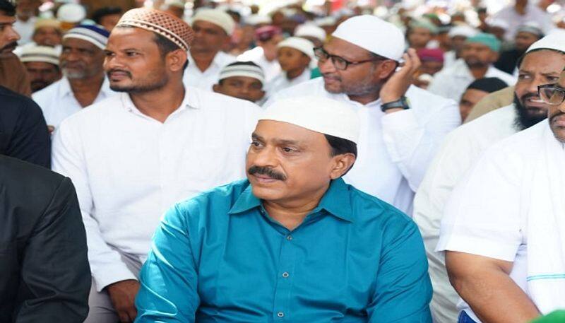 Gangavathi MLA Janardhana Reddy Attended in the Muslims Mass Prayer During Bakrid Festival grg